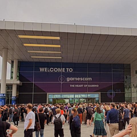Gamescom entrance with loads of people