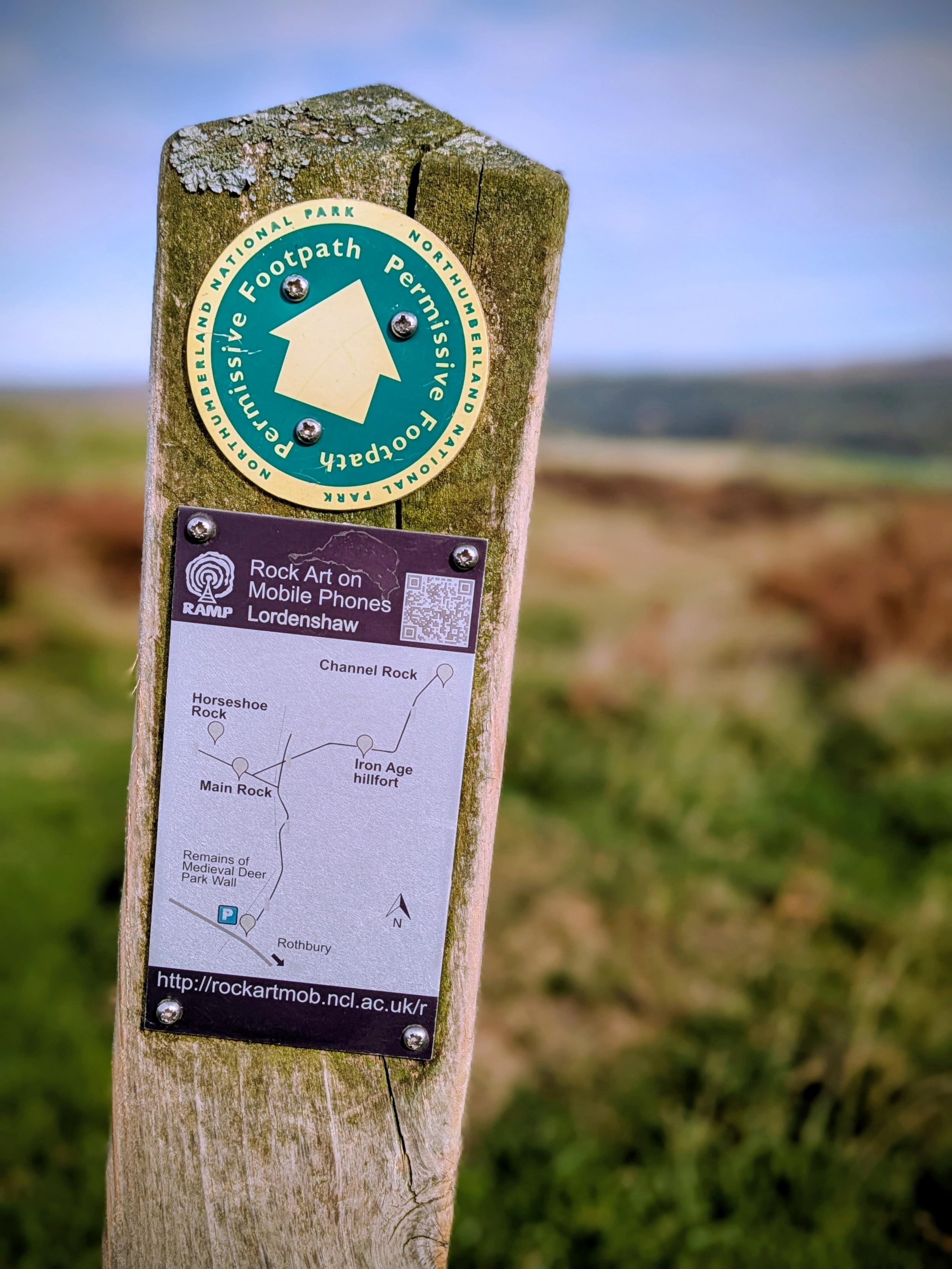 Footpath marker mentioning rock art
