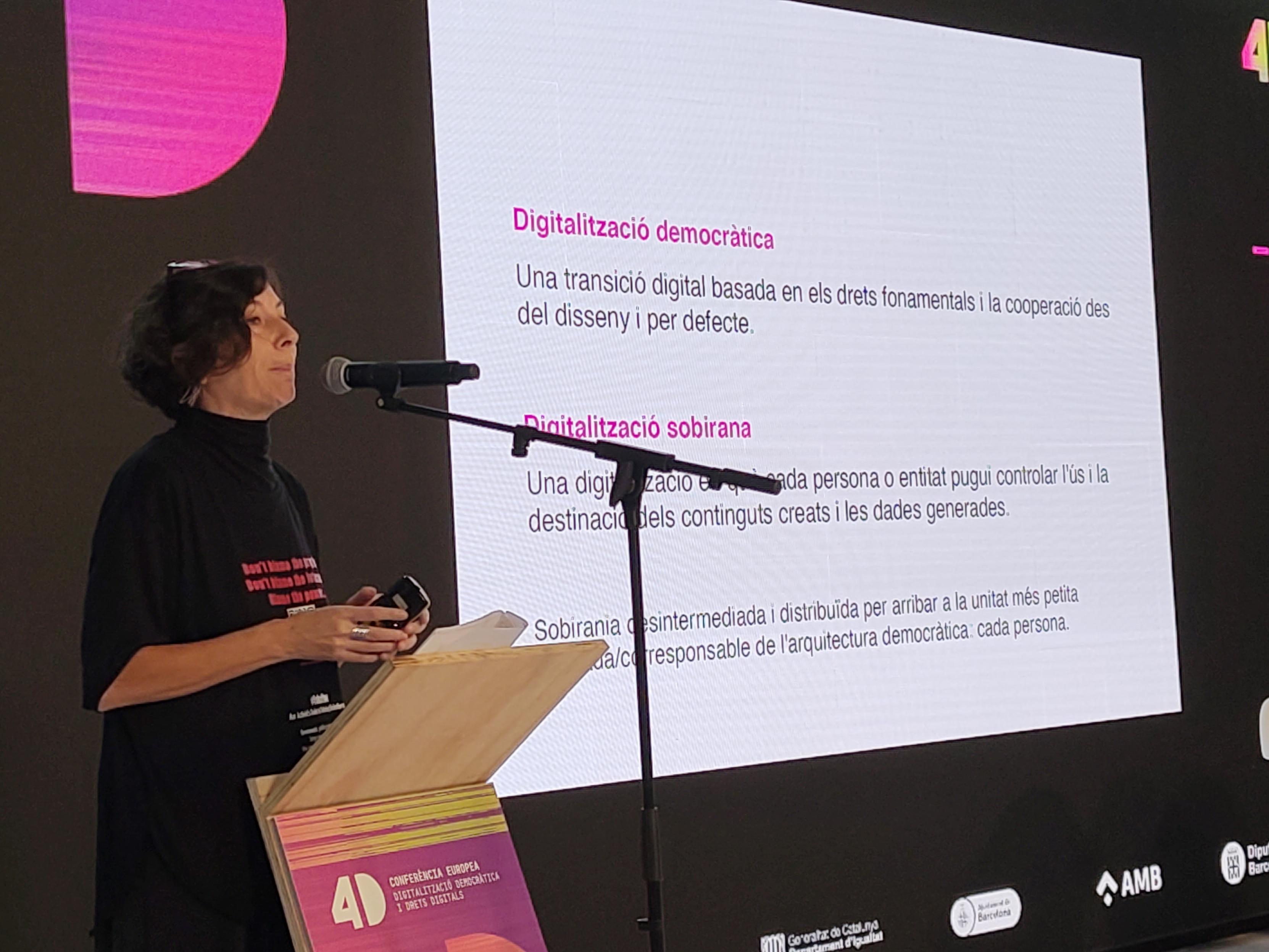 Photo with Simona Levi and in the background her slide about Democratic Digitalisation:
digital transition based in fundamental rights and the cooperation by design and by default.