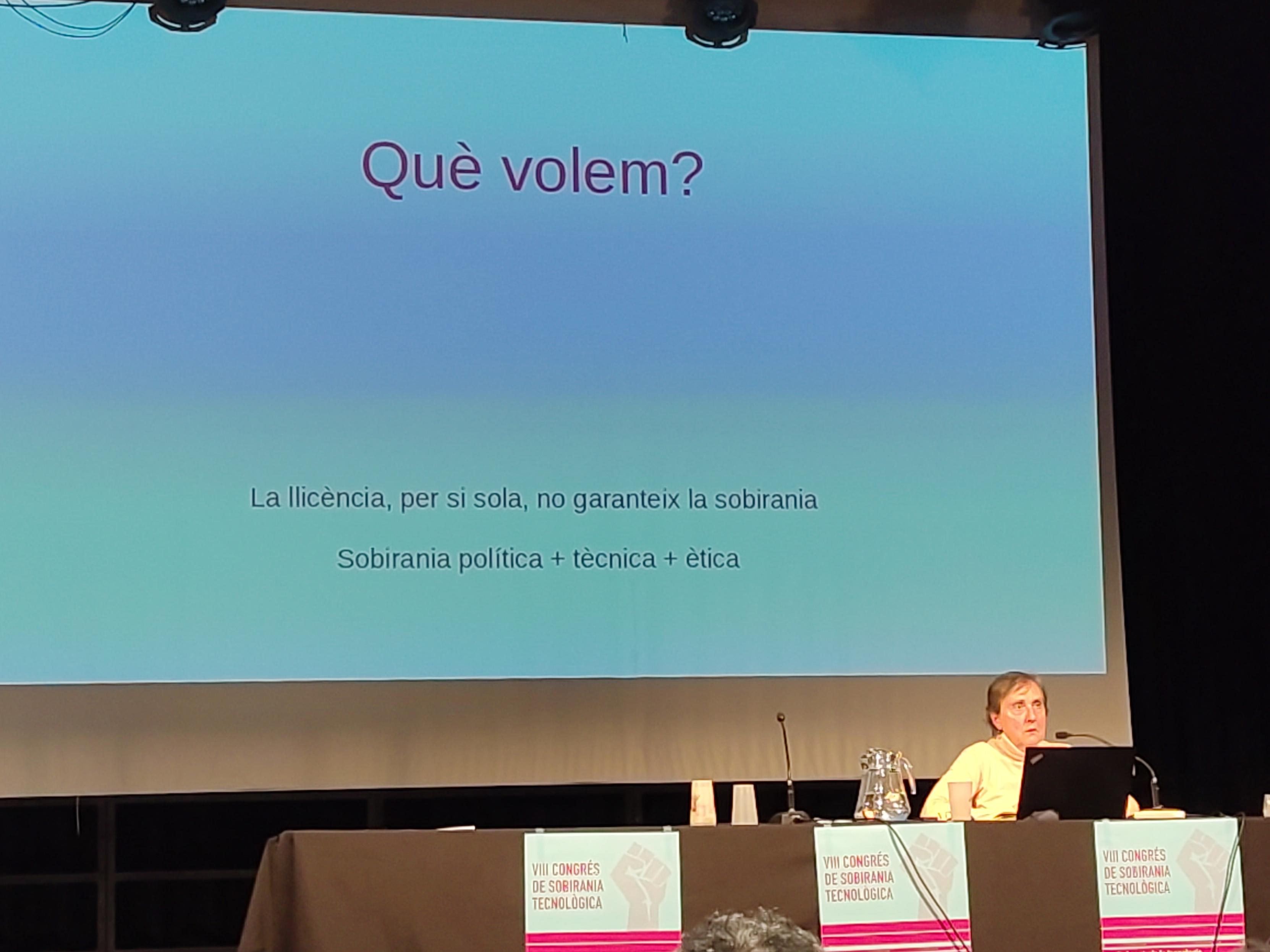 Slide in Catalanen saying:
What do we want?
the License alone doesn't guarantee sovereignty
Political + technical + ethical